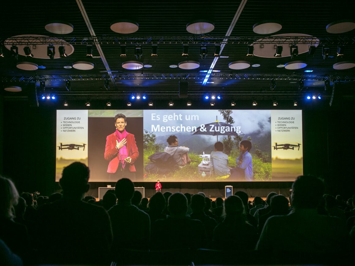 Sonja Betschart auf der Esri Konferenz Bühne