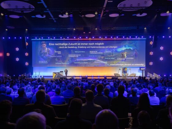 Jürgen Schomakers eröffnet die Esri Konferenz 2023 in Bonn