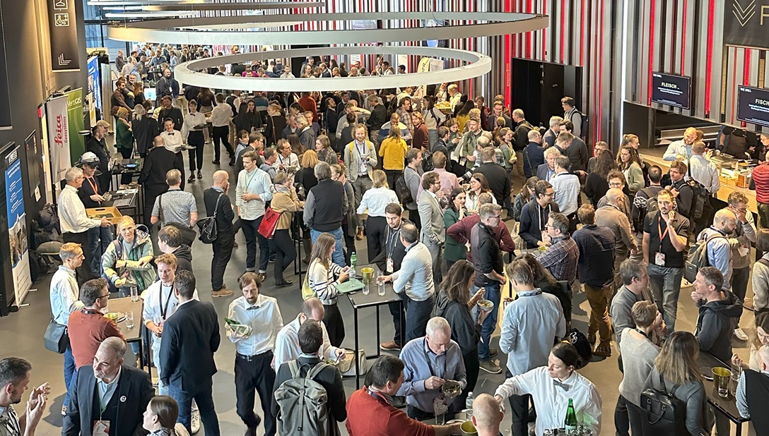 Besuchende der Konferenz in THE HALL in Zürich