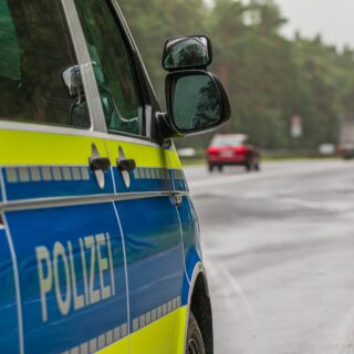 Einsatzfahrzeug der Polizei fährt auf eine Autobahn auf