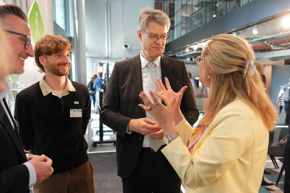 Bundesverkehrsminister Patrick Schnieder im Gespräch mit Mitarbeitenden von Esri Deutschland